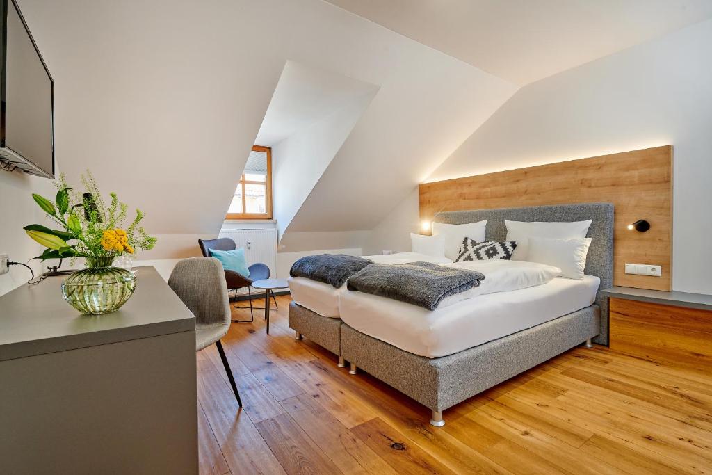 Postel nebo postele na pokoji v ubytování Hotel & Restaurant Herzstück Waldkirchen