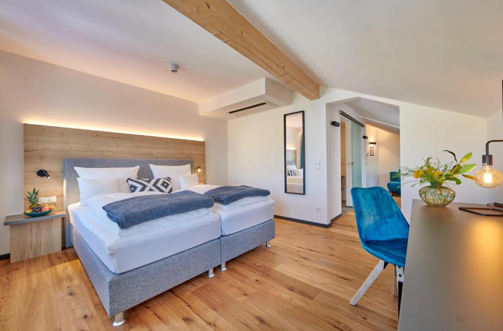 Postel nebo postele na pokoji v ubytování Hotel & Restaurant Herzstück Waldkirchen