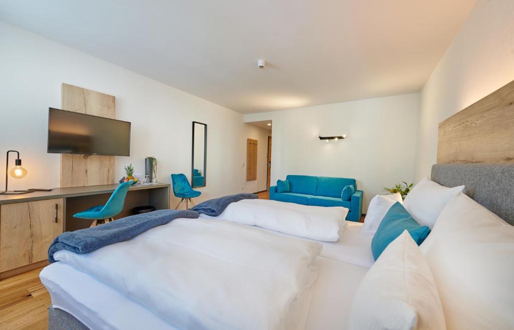 Postel nebo postele na pokoji v ubytování Hotel & Restaurant Herzstück Waldkirchen