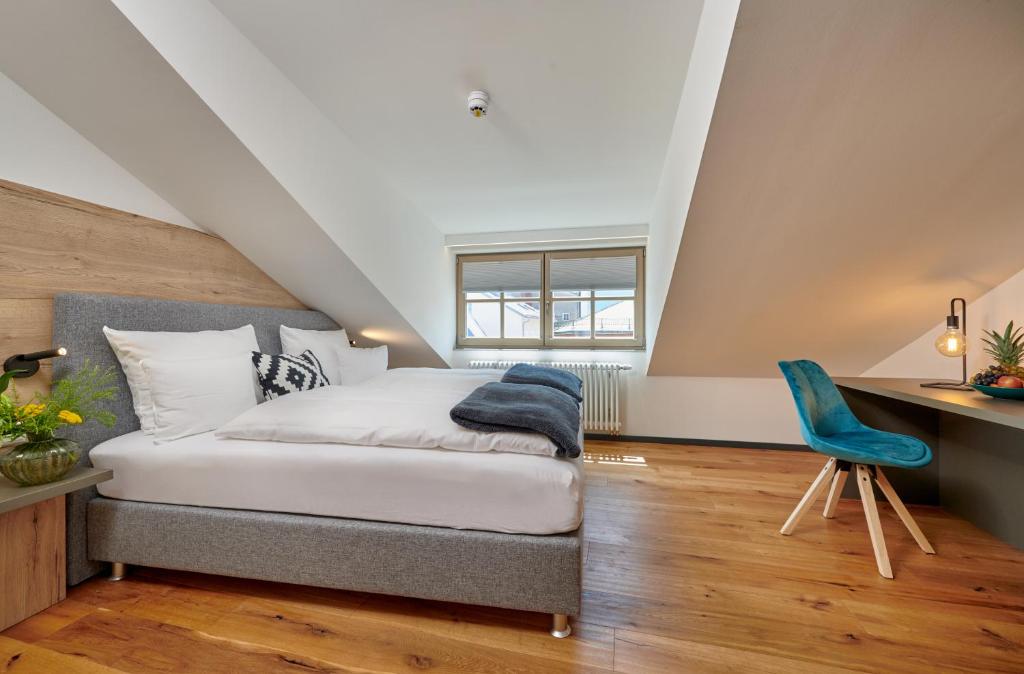 Postel nebo postele na pokoji v ubytování Hotel & Restaurant Herzstück Waldkirchen