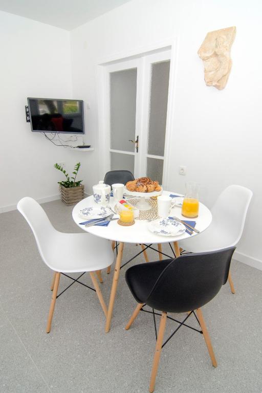 Televízia a/alebo spoločenská miestnosť v ubytovaní Apartman M&D