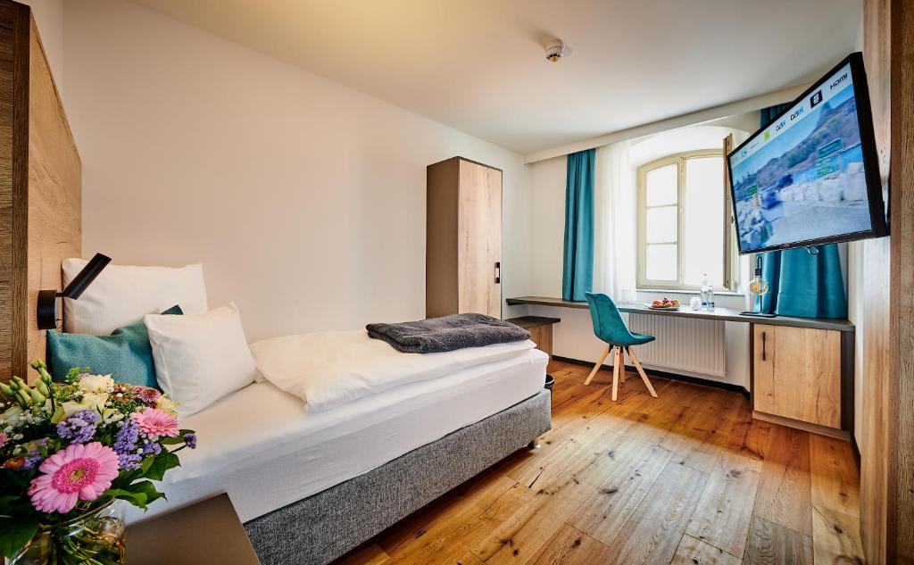 Postel nebo postele na pokoji v ubytování Hotel & Restaurant Herzstück Waldkirchen