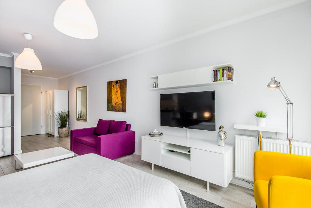 Televízia a/alebo spoločenská miestnosť v ubytovaní Super-Apartamenty Old Market