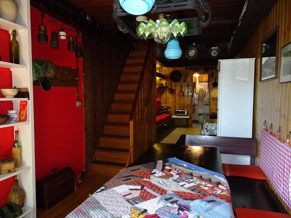 une chambre avec une table et un escalier dans une maison dans l'établissement Casa Zizì, à Crodo