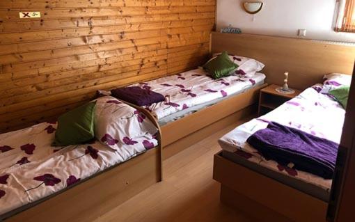 Postel nebo postele na pokoji v ubytování Prenočišča Rečnik