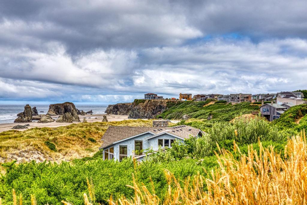 una casa su una collina vicino a una spiaggia di Ocean Vista Cottage a Bandon