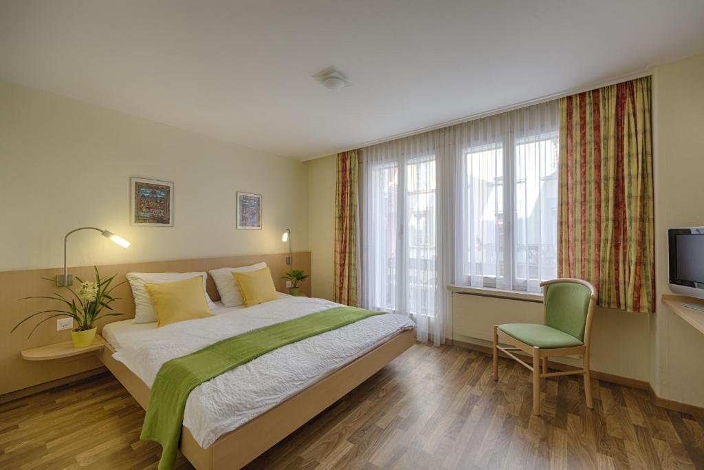 Hotel Blume Interlaken房間的床