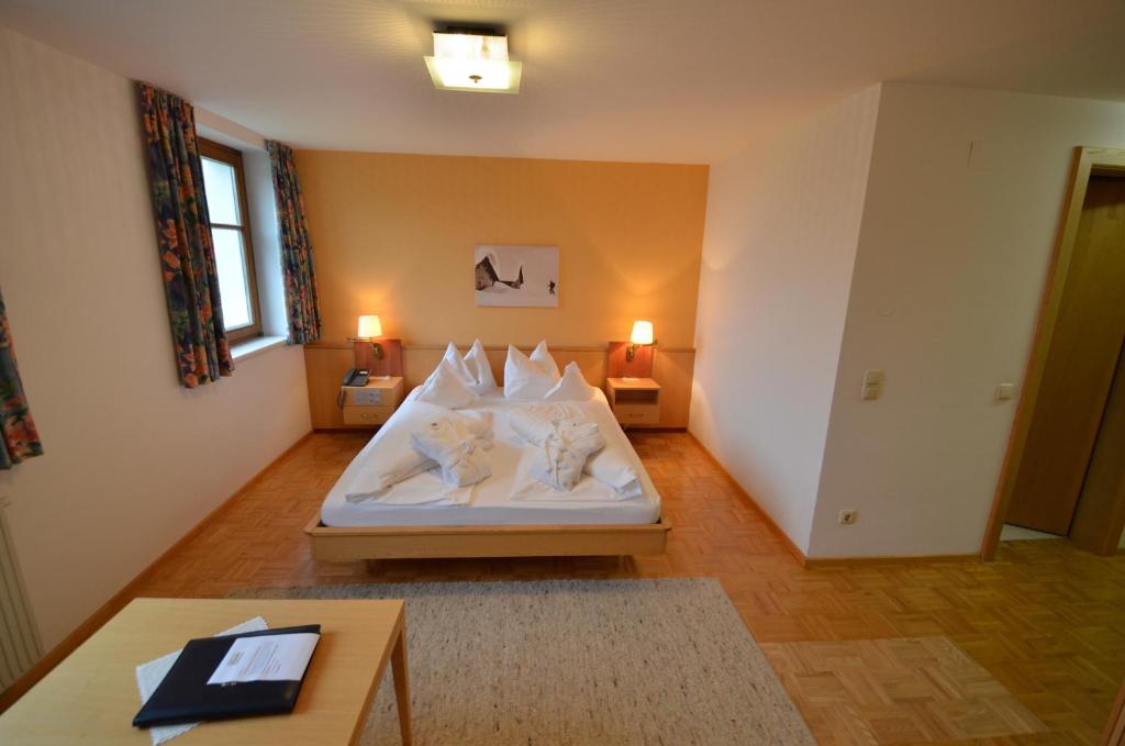 Postel nebo postele na pokoji v ubytování Posthotel Rössle
