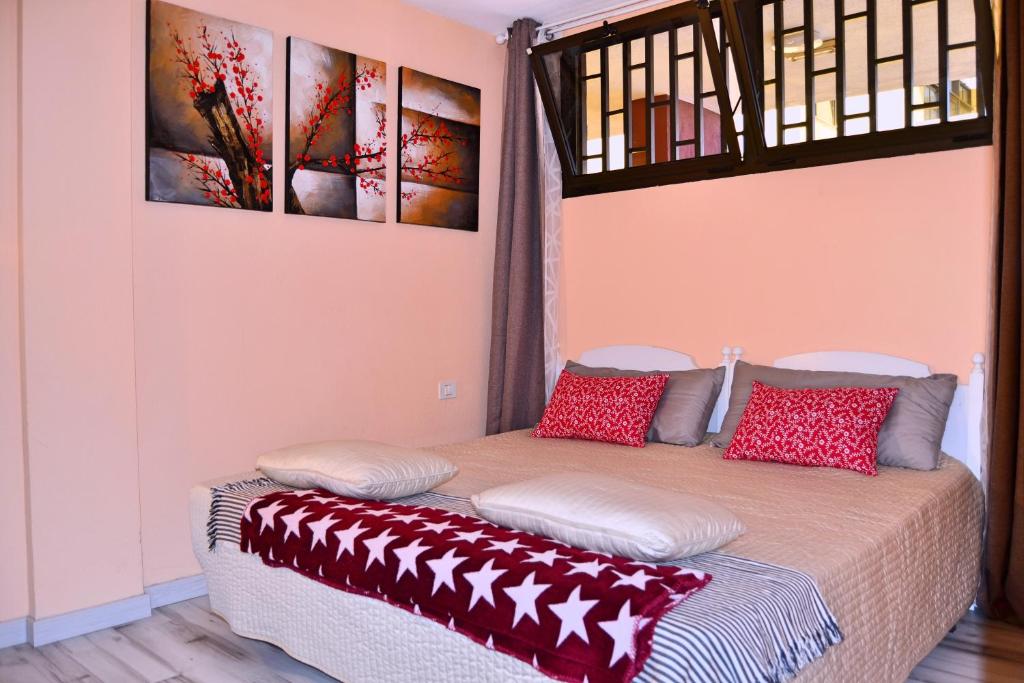 Postel nebo postele na pokoji v ubytování Sofia ocean view free wi-fi check-in 24 hours