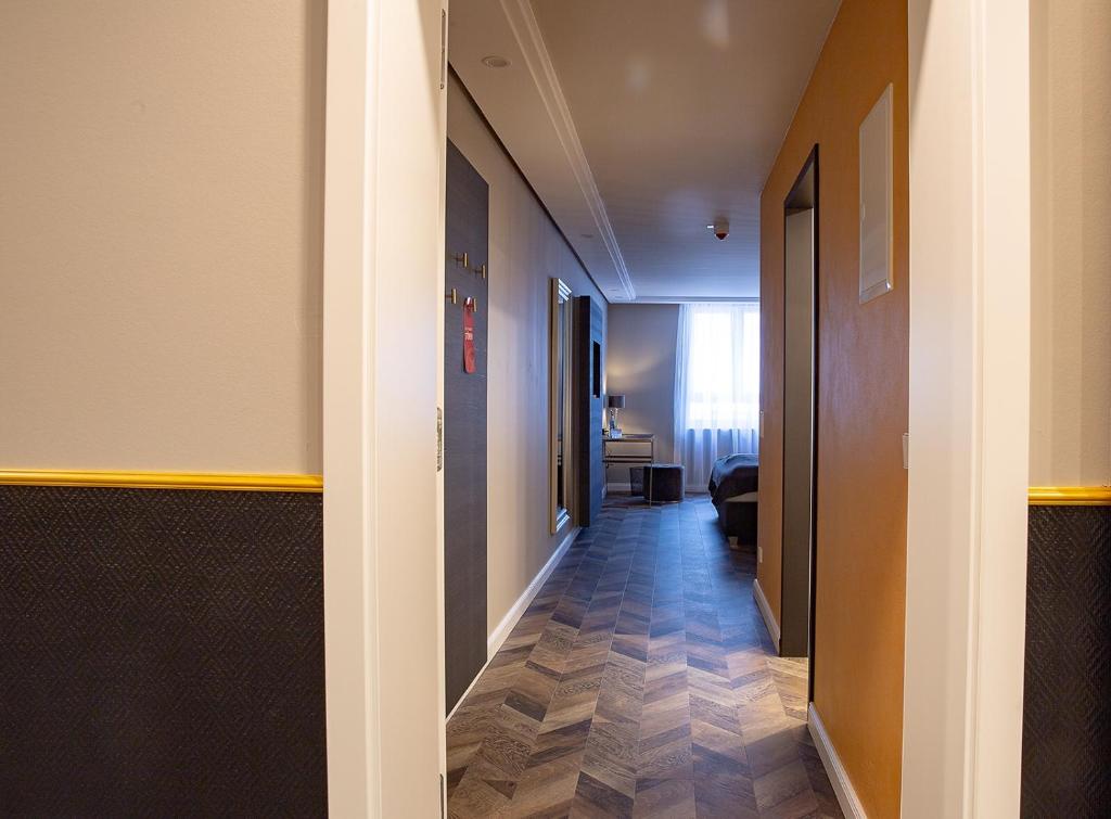 um corredor que leva a um quarto com em Hotel Zuckerfabrik em Stuttgart