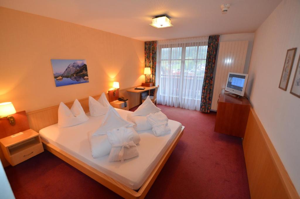 Postel nebo postele na pokoji v ubytování Posthotel Rössle