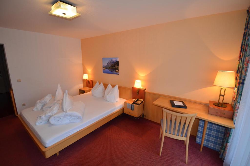 Postel nebo postele na pokoji v ubytování Posthotel Rössle