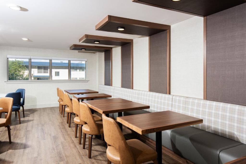 Posezení v ubytování Pomeroy Hotel Fort McMurray