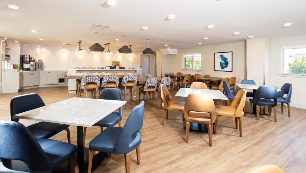 Kuchyň nebo kuchyňský kout v ubytování Pomeroy Hotel Fort McMurray