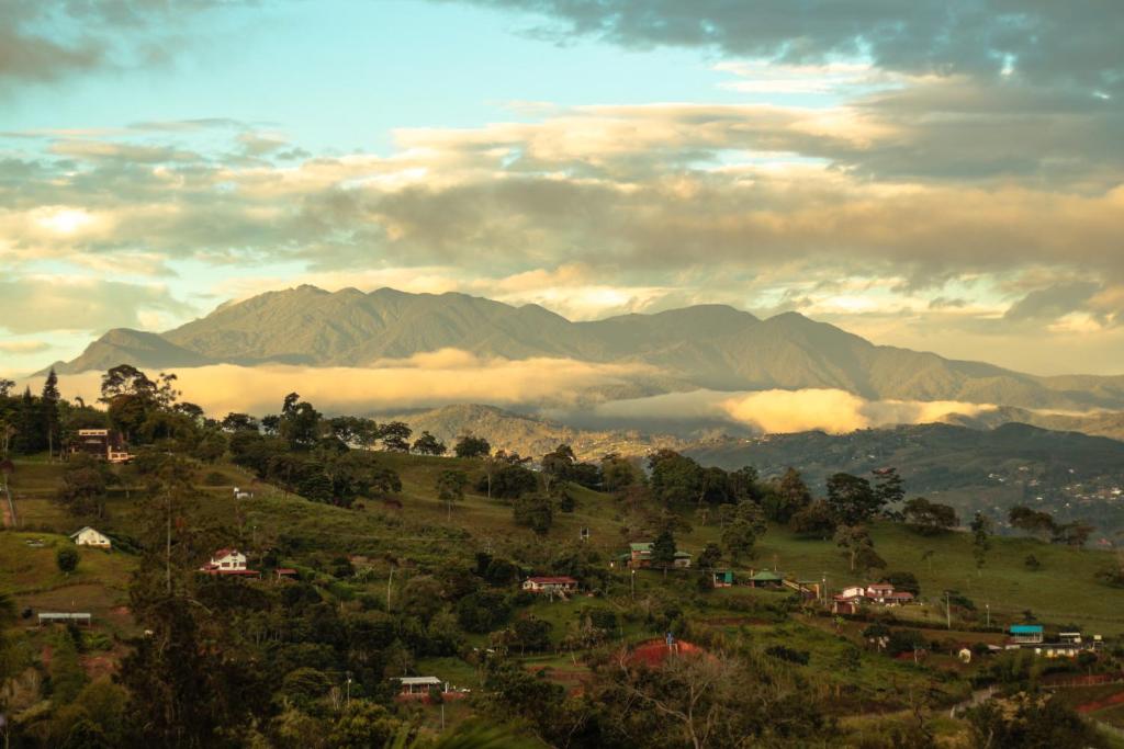 una ciudad en una colina con montañas en el fondo en San Julio Campestre, en Borrero Ayerbe