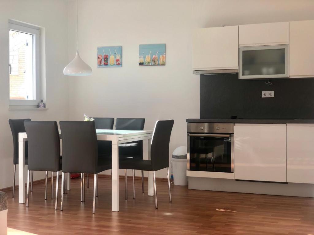 Kuchyňa alebo kuchynka v ubytovaní Apartmani Dujmovic