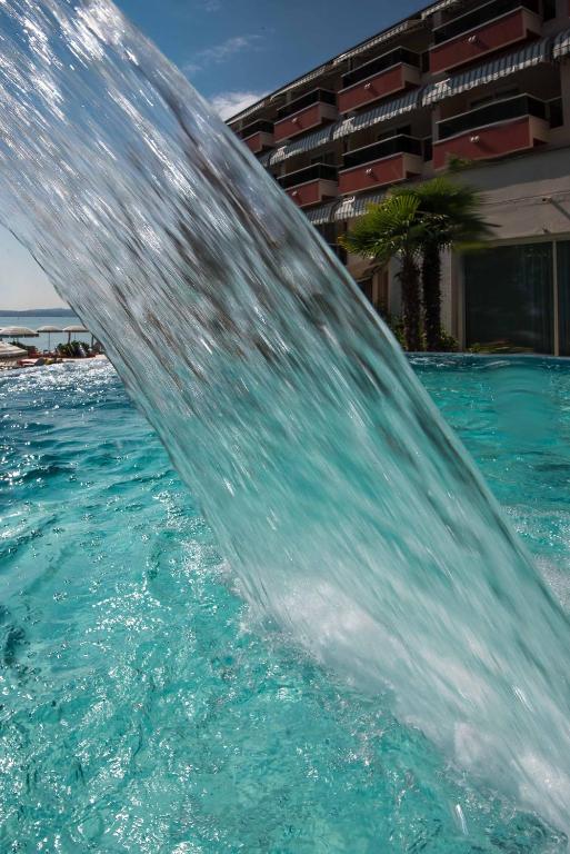 Bazén v ubytování Hotel Continental Wellness & Spa nebo v jeho okolí