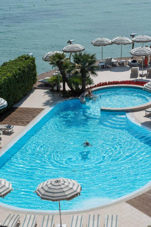 Bazén v ubytování Hotel Continental Wellness & Spa nebo v jeho okolí