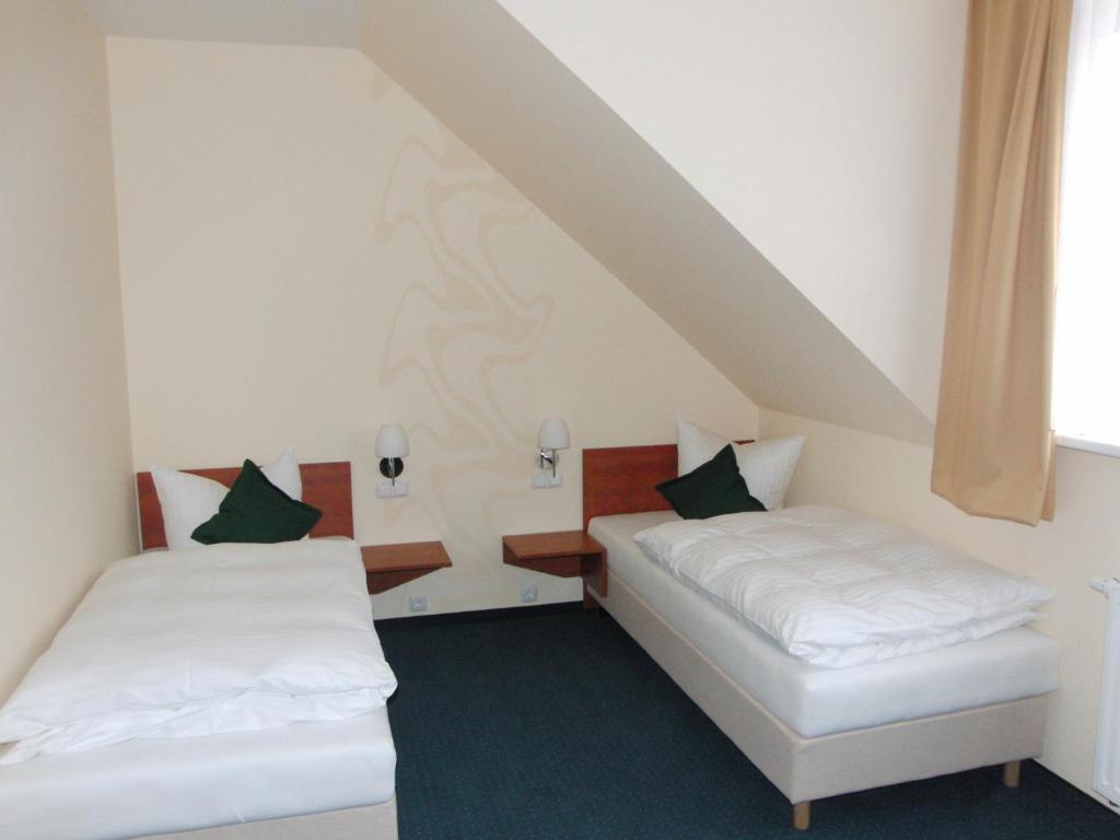 Postel nebo postele na pokoji v ubytování Hotel Garni Am Kirchplatz