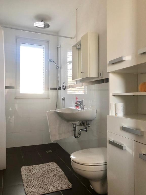 Kúpeľňa v ubytovaní Apartmani Dujmovic
