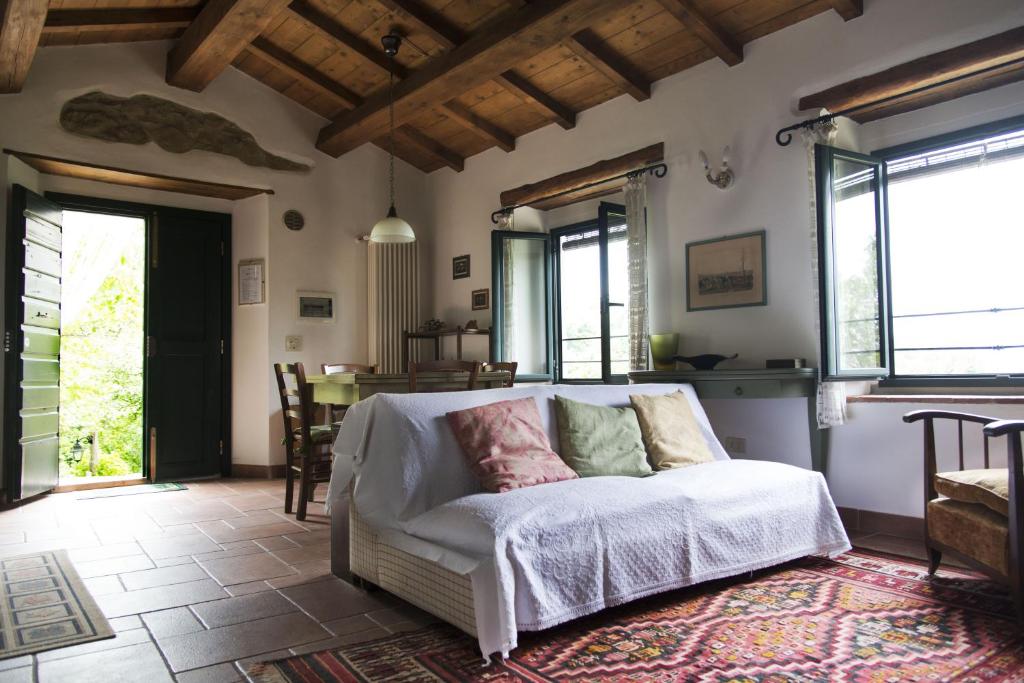 een woonkamer met een bank en een tafel bij Agriturismo Attulaio in Vicchio