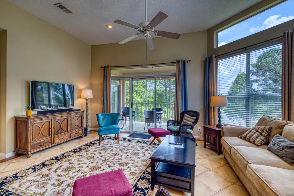 un soggiorno con divano e TV di Cypress Point Condominiums at Craft Farms #306B a Gulf Shores