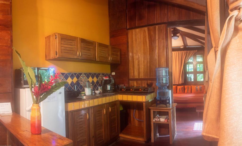 Kuchyň nebo kuchyňský kout v ubytování Pachamama Jungle River Lodge - Punta Uva