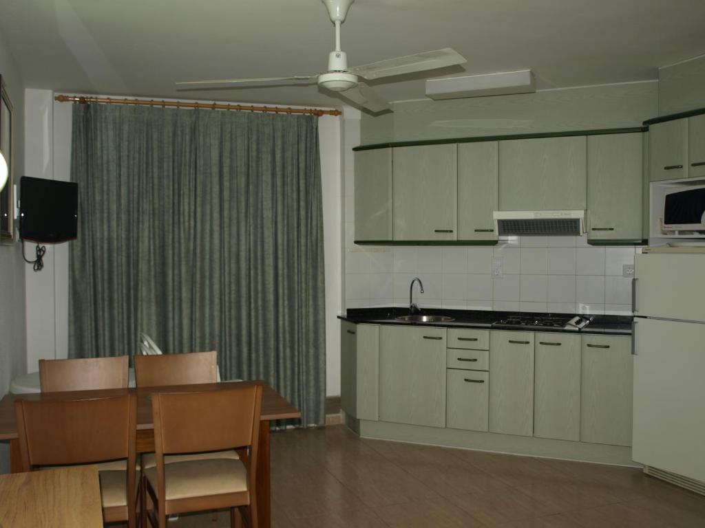 Kuchyň nebo kuchyňský kout v ubytování Apartaments Geminis