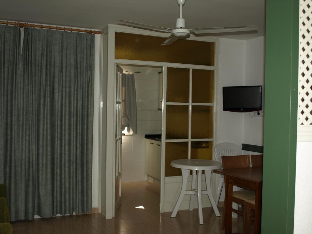 TV a/nebo společenská místnost v ubytování Apartaments Geminis