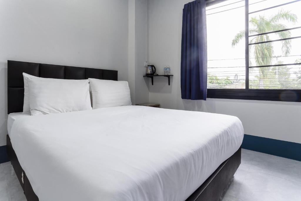 Postel nebo postele na pokoji v ubytování Udomsuk Hotel
