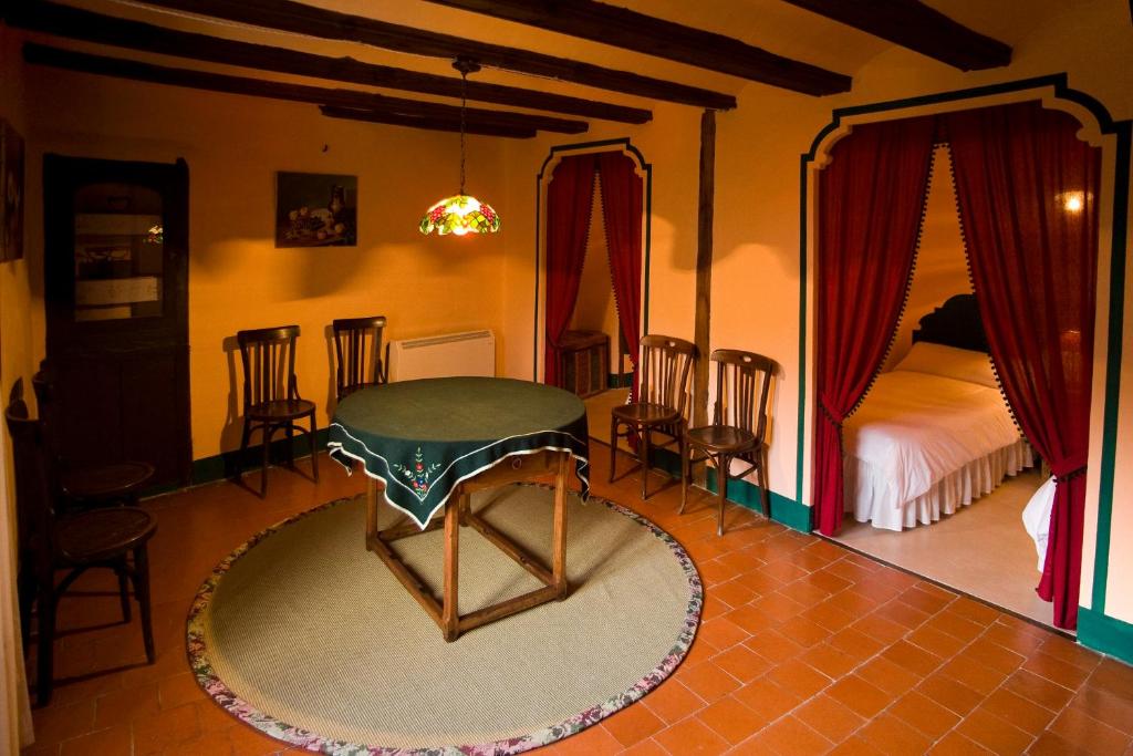 Marques de Valdeolivo في Tronchón: غرفة معيشة مع طاولة وسرير