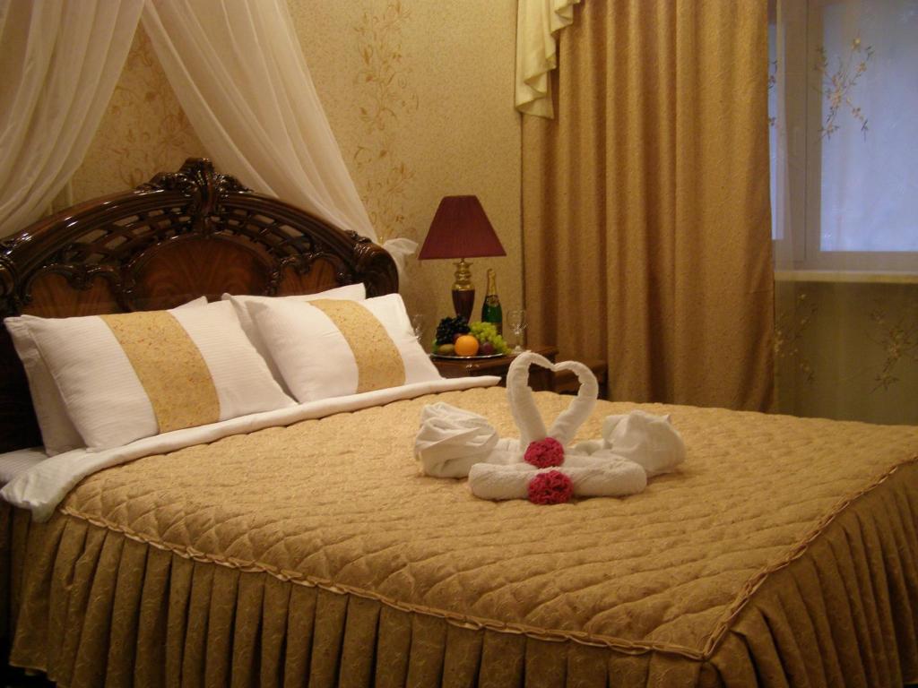 モスクワにあるHotel Brigantinaのベッドの上に座る2頭のぬいぐるみ