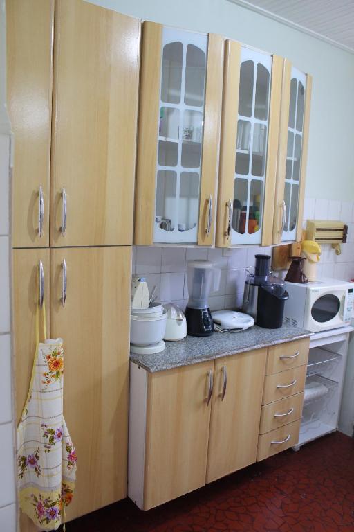 cocina con armarios de madera y encimera en Casa mobiliada en São Paulo