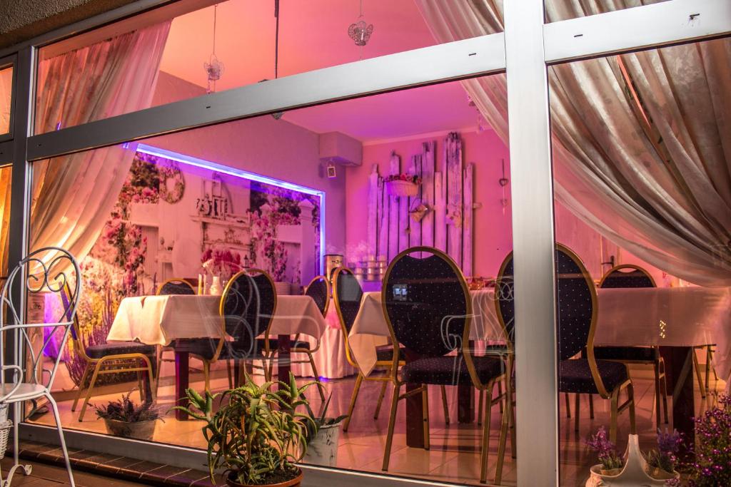 Reštaurácia alebo iné gastronomické zariadenie v ubytovaní Motelik Lord