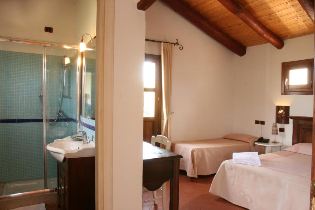 Postel nebo postele na pokoji v ubytování Hotel S'Abba e Sa Murta