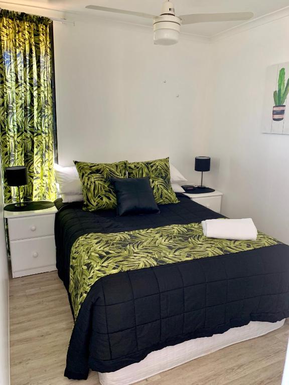 Postel nebo postele na pokoji v ubytování Maroochy River Bungalows