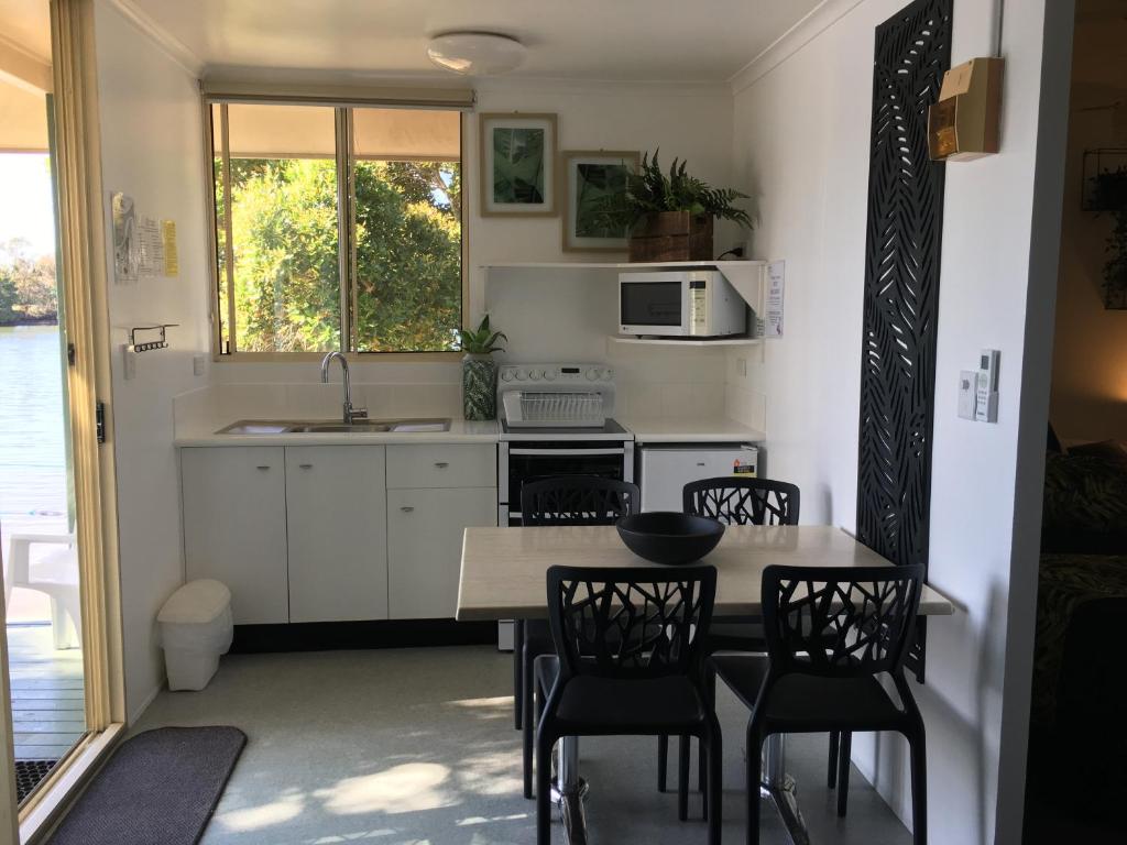Kuchyň nebo kuchyňský kout v ubytování Maroochy River Bungalows