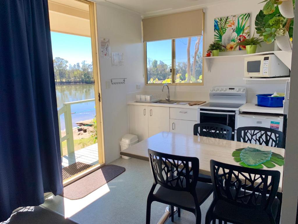 Kuchyň nebo kuchyňský kout v ubytování Maroochy River Bungalows