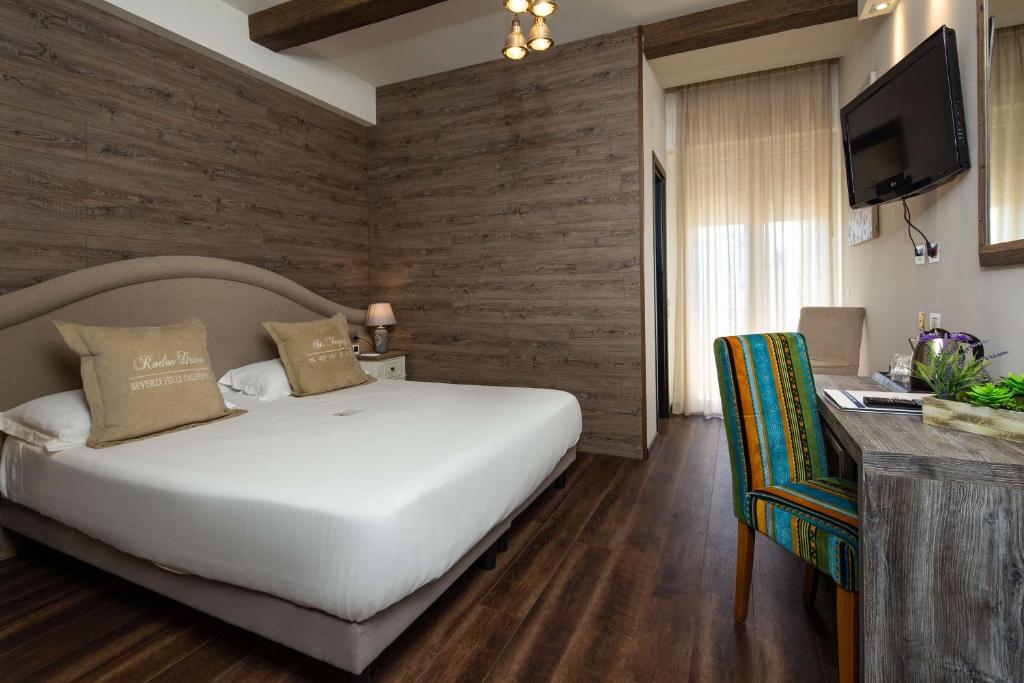 Tempat tidur dalam kamar di Best Western Maison B Hotel