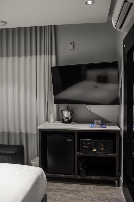 TV a/nebo společenská místnost v ubytování Kent Hotel