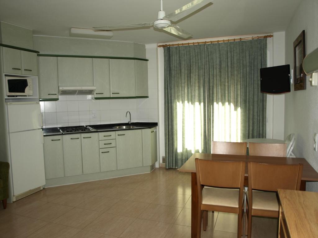 Kuchyň nebo kuchyňský kout v ubytování Apartaments Geminis