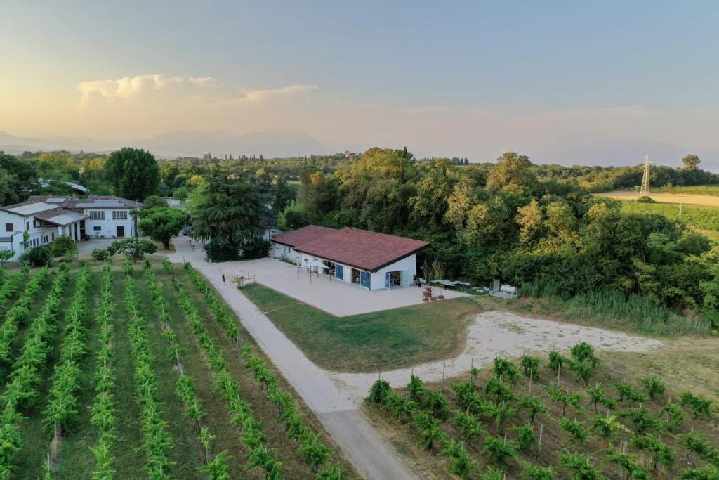 une vue aérienne sur une ferme avec un bâtiment dans l'établissement Agriturismo il Rovere, à Lonato