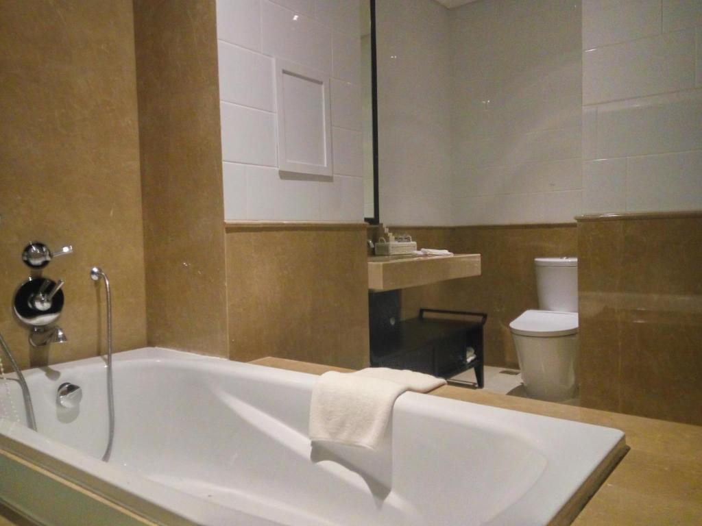 Kamar mandi di Jambuluwuk Oceano Seminyak Hotel