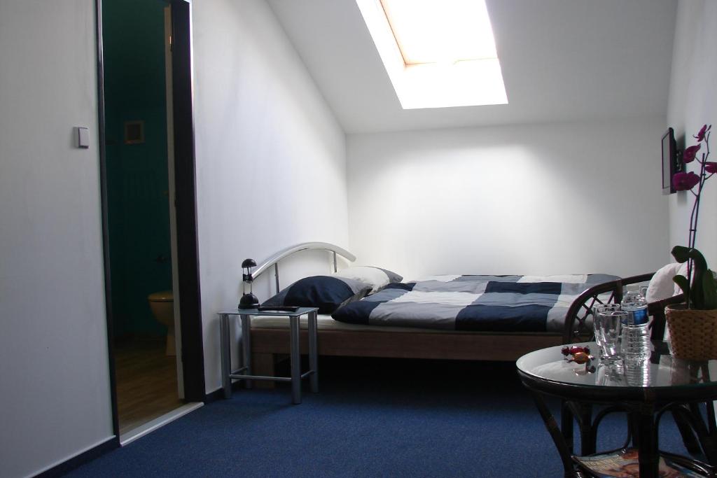 Säng eller sängar i ett rum på Ubytování v Brně