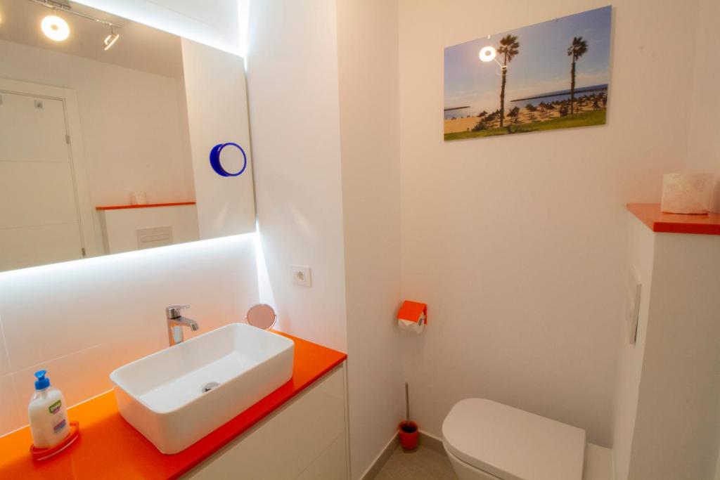 Kúpeľňa v ubytovaní MEDANO4YOU Orange Dream Holiday Home