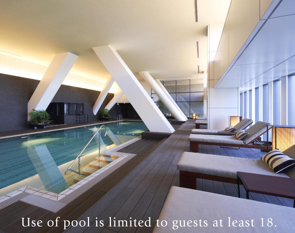 Bazén v ubytování The Capitol Hotel Tokyu nebo v jeho okolí
