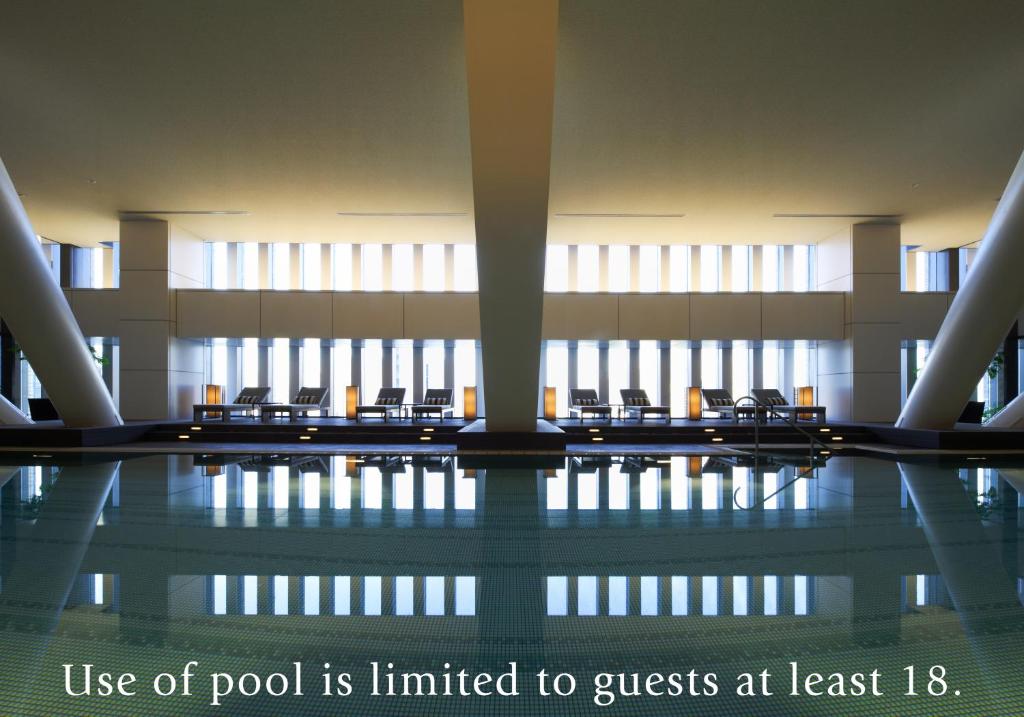 Bazén v ubytování The Capitol Hotel Tokyu nebo v jeho okolí