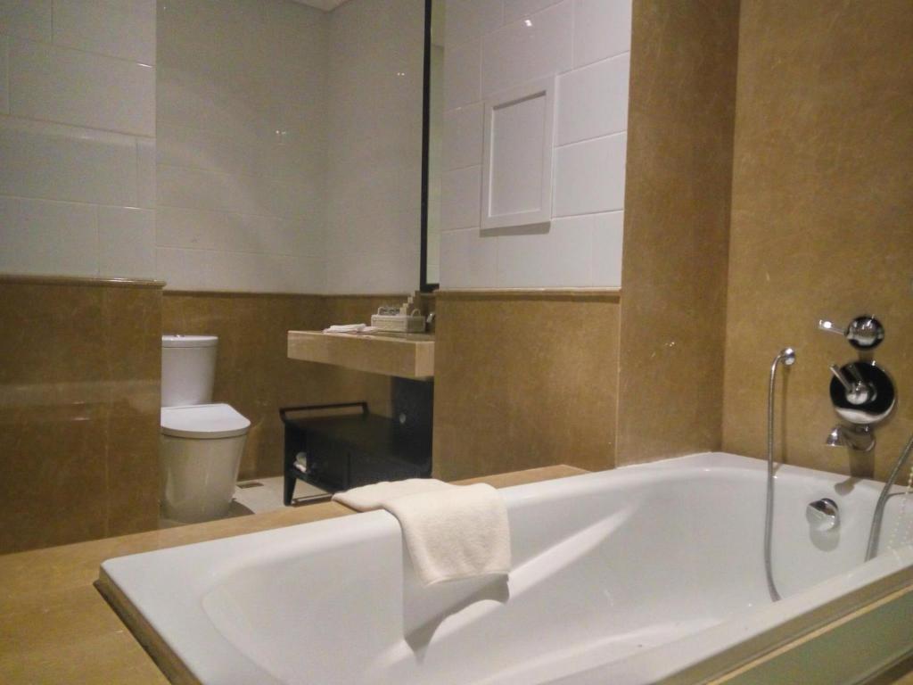 Kamar mandi di Jambuluwuk Oceano Seminyak Hotel