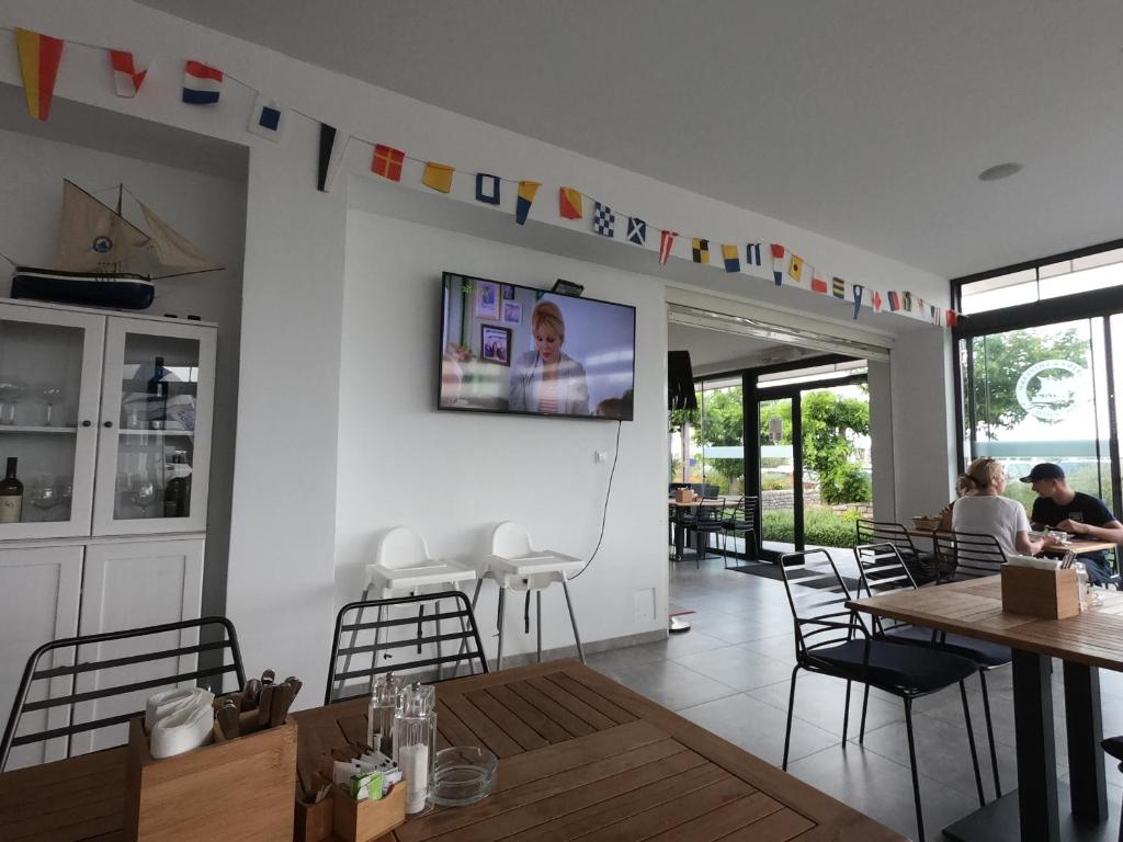 Televízia a/alebo spoločenská miestnosť v ubytovaní Floating Holiday Home
