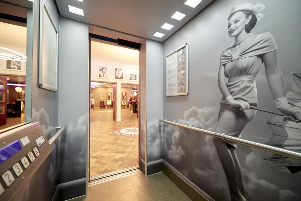 Hollywood Media Hotel am Kurfürstendamm - Resim 31